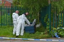 Politiet kikker på en kasseret sofa hvor de forventer at finde DNA spor fra den formodede morder til en person som er fundet dræbt i en kanal i Birmingham den 20. maj 2014.