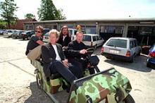 De fire dogmebrødre, Søren Kragh-Jacobsen, Lars von Trier, Thomas Vinterberg og Kristian Levring i jeep til pressemøde hos Nimbus Film i Avedøre onsdag den 25. august 1999.