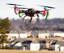 Droner truer med at udløse store flyulykker i USA. Myndighederne får rapporter om flere hændelser hvor droner er tæt på ramme store passagerfly.