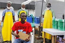 En helbredt ebola patient er blevet udskrevet fra et lægecenter som drives af Læger uden grænser i Monrovia i Liberia. Den 9. september 2014.