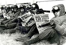 Argentinske soldater læser aviser i Port Stanley under Falklandskrigen. April 1982.