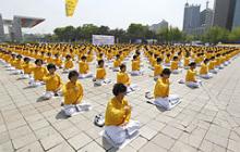 Falun Gong praktikere mediterer på den internationale Falun Gong dag den 13. maj 2011.