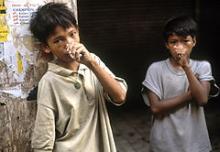Gadebørn sniffer lim i Manila.