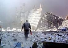 En mand med en brandslukker går gennem ruinerne efter kollapset af World Trade Center.