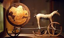 Solvognen. Man har fundet hjuldele til vognen, som er et af hovedstykkerne i udstillingen Guder og Helte i Bronzealderen.
