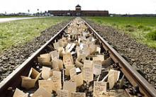 Jøder fra hele verden har sat små opslag på jernbanestrækningen foran den tidligere nazi dødslejr Auschwitz-Birkenau i det sydlige Polen. 2. maj 2011.