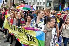 Under regnbueflaget samledes alle seksualiteter for at fejre seksuel frihed og accept. Århus den 17. maj 2013.