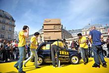14 business studerende stiger ind i en Fiat 500 for at slå verdensrekorden under en event arrangeret af Ikea i forbindelse med et arrangement om bæredygtig udvikling i Paris den 2. april 2011.