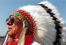 Sioux-høvdings Long Wolf's oldebarn John Black Feather er med andre slægtninge i London for at hente de jordiske rester af forfaderen hjem til Wounded Knee.