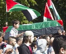 Under parolen 'Stop blokaden - og stop bombningerne af Gaza' bevægede en demonstration sig fra Mølleparken til rådhuspladsen i Århus den 24. juli 2014. 