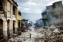 45 sekunder der ændrede Haiti. Den 12. januar 2010 blev Haiti ramt af et kraftigt jordskælv, der målte 7,0 på Richterskalaen.