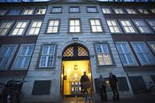 Justitsministeriet på Slotsholmen i København varetager opgaver vedrørende det samlede justitsvæsen, herunder persondataloven. 