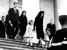 Jacqueline Kennedy, enken efter den myrdede amerikanske præsident John F. Kennedy, og hendes børn forlader The Capitol Building. 24 november 1964.