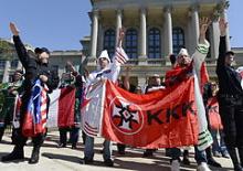 Ku Klux Klan medlemmer og nynazister deltager i en anti-illegal-immigrations demonstration. 13. april 2013.