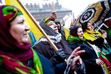Kurdere demonstrerer på Rådhuspladsen i København i oktober 2012 mod politiets beslaglæggelse af penge hos ROJ-TV.