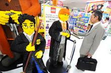 Lego Harry Potter figurerer. Japansk forretningsmand tager et billede af legetøjsfigurerne i et forretning downtown Tokyo.