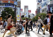 Fodgængere krydser en vej foran Shibuya stationen i Tokyo. Byen rager op over andre megabyer som Mumbai, Mexico City, Sao Paulo og New York, men har mindre luftforurening, støj, trafikkaos, kriminalitet, og en del grønne områder og et godt offentligt trafiknet.