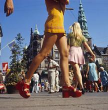 Pige i lårkort mode på Strøget i København på en sommerdag.