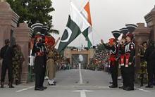 Siden 1947 har Pakstans forhold til Indien været præget af konflikt. Her finder en fælles uafhængighedsceremoni sted ved den pakistansk/indiske grænse den 12. september 2015.