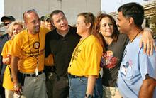 Den amerikanske skuespiller John Travolta og hans kone Kelly Preston takker frivillige for deres indsats i Metairi, Louisiana. 2005.