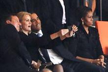 Barack Obama og David Cameron poserer foran et selfie billede taget af Helle Thorning Schmidt ved begravelses ceremonien for Nelson Mandela den 10. december 2013.