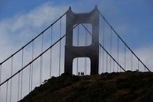 Selvmordsnet, som blev ophængt i juni 2014, skal redde liv på den ikoniske bro Golden Gate ved San Francisco i Californien. Over 1500 personer har gennemført et selvmord ved at spinge ud fra broen siden den åbnede i 1937.