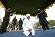Sharia afstraffelse med pisk i Indonesien som straf for utroskab. 2011.