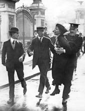 Billedet viser arrestationen af Emmeline Pankhurst som var én af de ledende skikkelser i Suffragettebevægelsen i England.