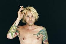 Radio- og tv-værten Felix Schmidt med bar overkrop og tatoveringer.