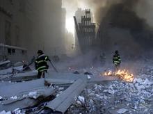 Brandmænd arbejder ved World Trade Center i New York, efter de to tårne kollapsede den 11. september 2001.