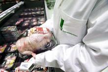 Fødevarestyrelsen kontrollerer mærkning, pesticiderester, salmonella og tilsætningsstoffer med mere i et supermarked.