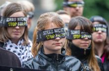 Aktivister fra Amnesty International bærer øjenbind med sloganet ’Do not look away – stop torure’ foran katedralen i Berlin. Den 25. juni 2014.06.26.