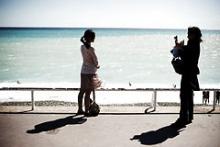 Turister fotograferer hinanden på Strandpromenaden i Nice.