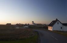 Landsbyen Ferring ved Vestkysten i aftenlys.