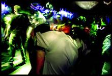 Fest og stoffer blandt unge charterturister på en bar i Spanien.