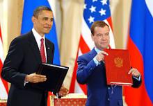 Den amerikanske præsident Obama og den russiske præsident Medvedev poserer med den netop underskrevne kontrakt hvor Washington og Moskva forpligter sig på at nedruste de nucleare våben. Prag den 8. april 2010.
