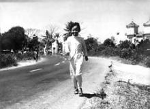Kim Phuc - pigen kendt fra billedet af Nick Ut hvor hun ramt af napalm, nøgen og grædende løber ned ad samme gade som her. Her er hun otte måneder efter, 11 år gammel efter at være blevet plastisk opereret på Barsky Centret i Saigon og tilbage hos sin familie i landsbyen Trang Bang i 1973.