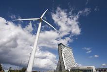 En kæmpe Vestas vindmølle ved Bella Sky Hotel ved Bella Center i København.