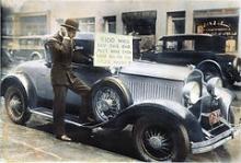 Stock Market Clash. En ulykkelig spekulant på Walter Thornton i New York forsøger at sælge sin bil efter Wall Street krakket. 30. oktober 1929.