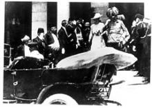 Den østriske ærkehertug Fransz Ferdinand og hans hustru forlader rådhuset i Sarajevo. Øjeblikket senere blev de dræbt ved et attentat. Hvilket udløste 1. verdenskrig.