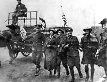 Allierede soldater jubler over våbenhvilen der trådte i kraft 11. november 1918.