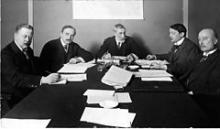 I 1919 måtte Tyskland underskrive Versailles-fredstraktaten efter nederlaget i 1. verdenskrig. Her ses repræsnetanter fra Frankrig, England, Norge og Sverige.