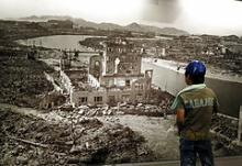 En dreng kikker på et kæmpefoto af den japanske by Hiroshima som blev ødelagt af den atombombe USA kastede ved krigens slutning. 