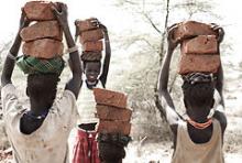 Børnearbejde i Uganda. Piger slæber mursten fra morgen til aften.