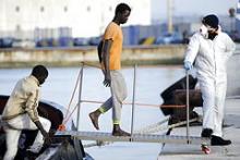 Det danske skib 'Maersk Ellen' redder en større gruppe flygtninge ud for Sicilien. Den 15. april 2015.
