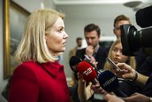 Statsminister Helle Thorning-Schmidt forlader mødet i udenrigspolitisk Nævn den 23. april 2015 forud for topmødet om indvandring i EU og bådflygtninge samme dag. 