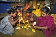 Børn arbejder på krydderifabrik i Banladesh. De svejser de fyldte<br> poser så de er klar til salg.