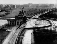 Berlinmuren, der deler øst fra vest, rundt om Brandenburger Tor i det sovjetisk besatte del. November 1961.