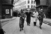 Frihedskæmpere med opsamlede stikkere og værnemagere på vej mod Københavns domhus.