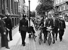 En aften i juli 1940 forsøger medlemmer af Frits Clausens parti at lave en ulovlig demonstration i København. Politiet griber straks ind, og ethvert forsøg på at fremkalde uroligheder bliver forhindret.